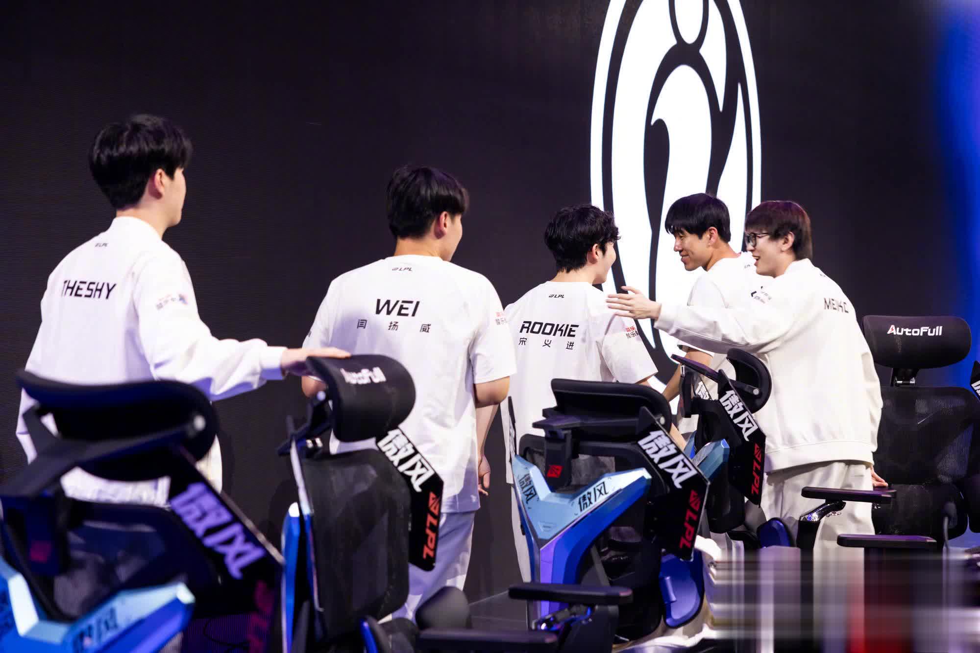 中单安妮, 泰坦, 都来到上路